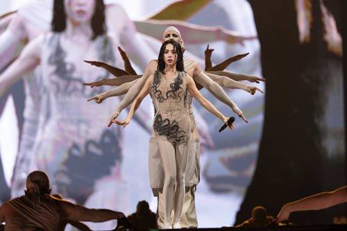 Nữ ca sĩ cưỡi mãng xà dài 30 m trước 40.000 người - 19