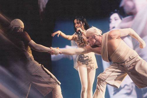 Nữ ca sĩ cưỡi mãng xà dài 30 m trước 40.000 người - 18