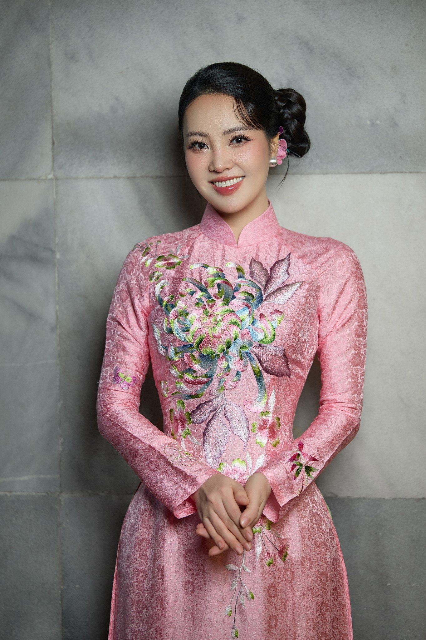 Á hậu Thụy Vân tích cực chạy show sau khi sinh con.