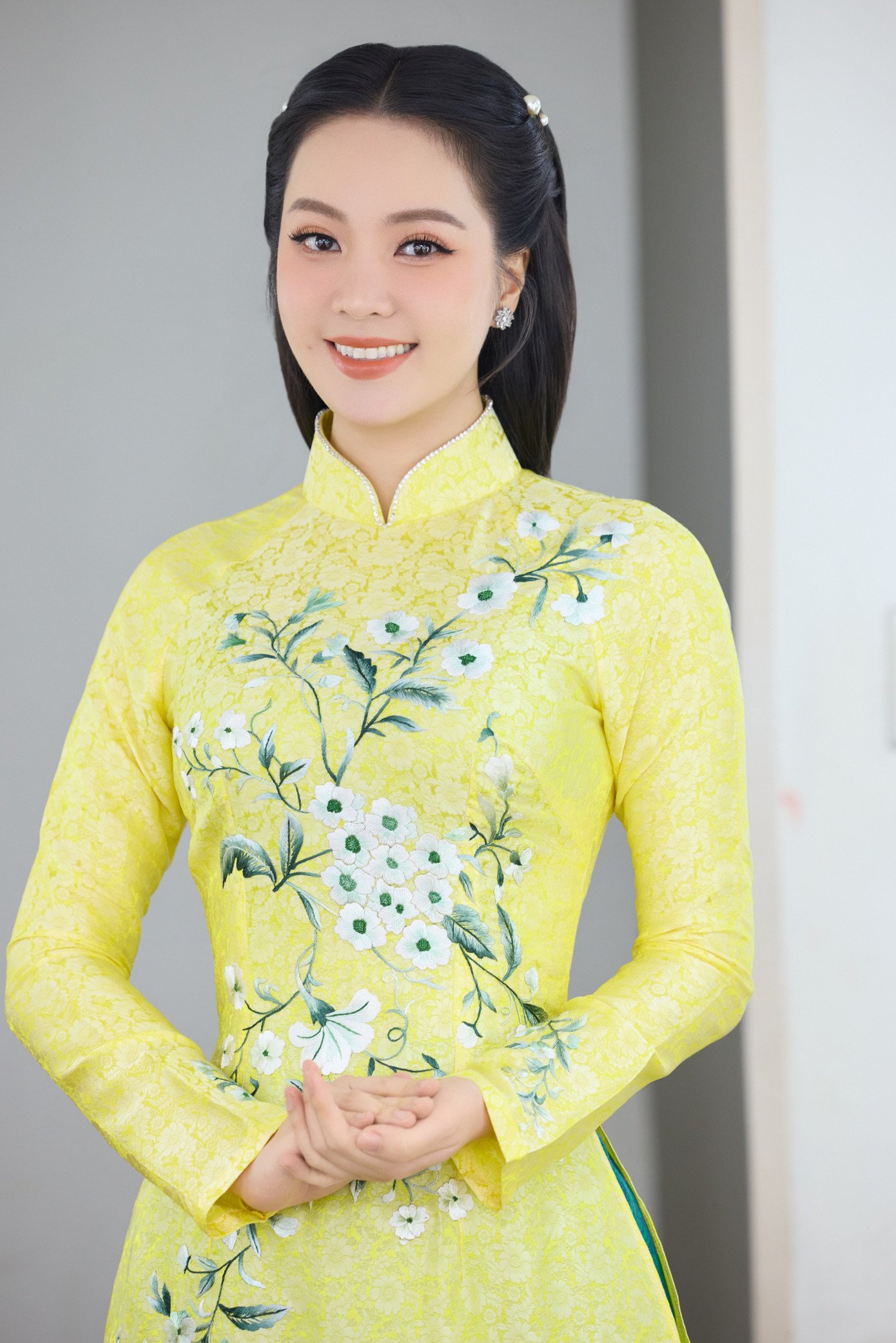 Á hậu Thụy Vân tích cực chạy show sau khi sinh con.