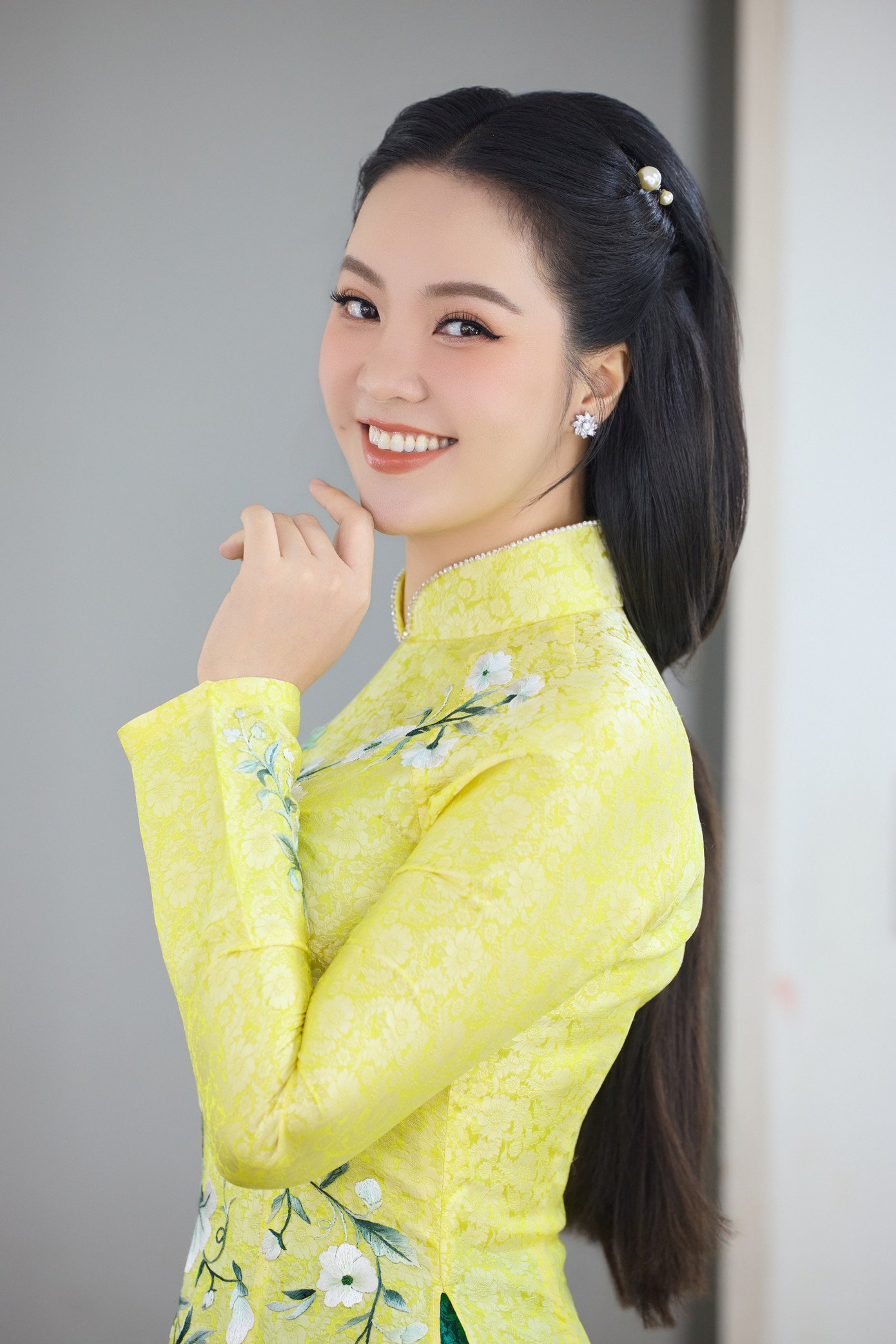 Á hậu Thụy Vân tích cực chạy show sau khi sinh con.