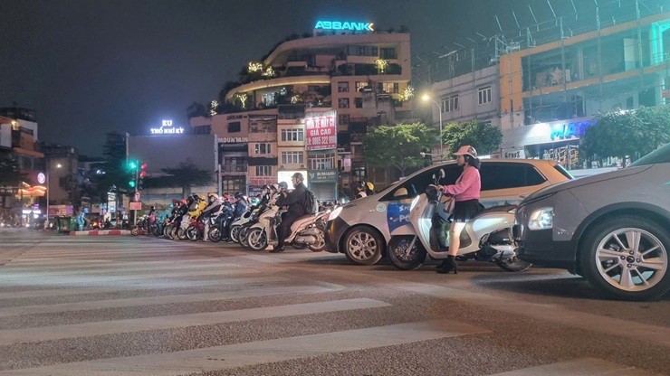 Người dân nghiêm chỉnh chấp hành tín hiệu đèn giao thông dù vào ban đêm (Ảnh: Cục Cảnh sát giao thông).