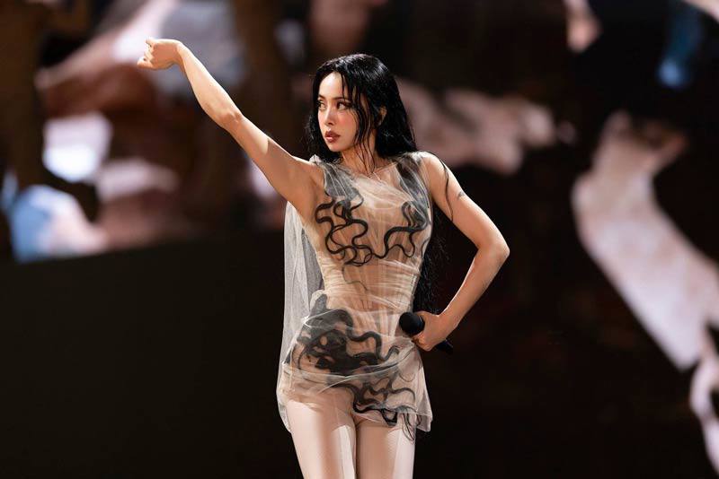 Nữ ca sĩ cưỡi mãng xà dài 30 m trước 40.000 người - 11