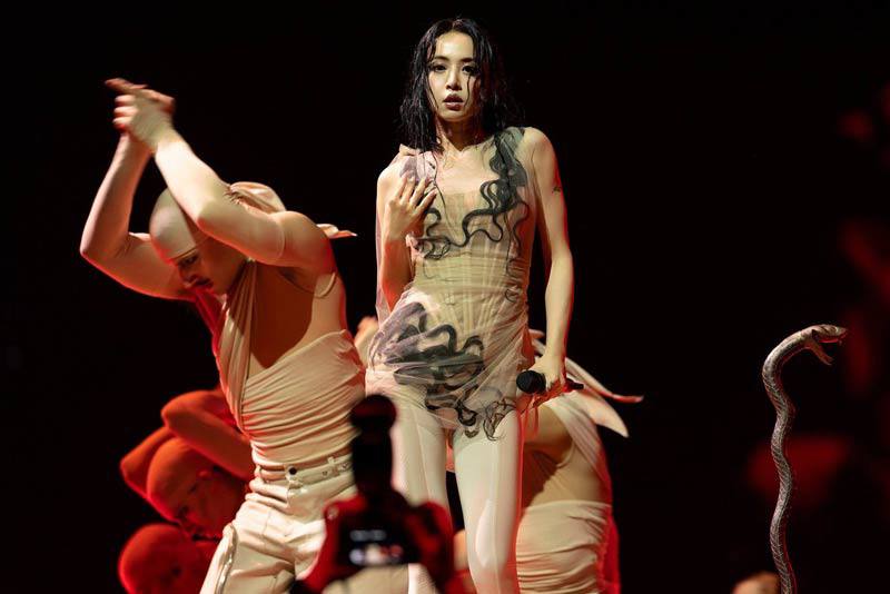 Nữ ca sĩ cưỡi mãng xà dài 30 m trước 40.000 người - 10