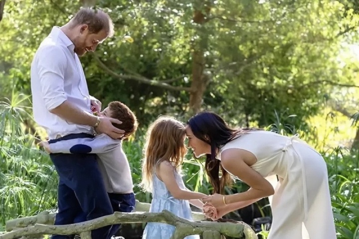 Harry, Meghan chỉ trích paparazzi xuất hiện ở trường hai con