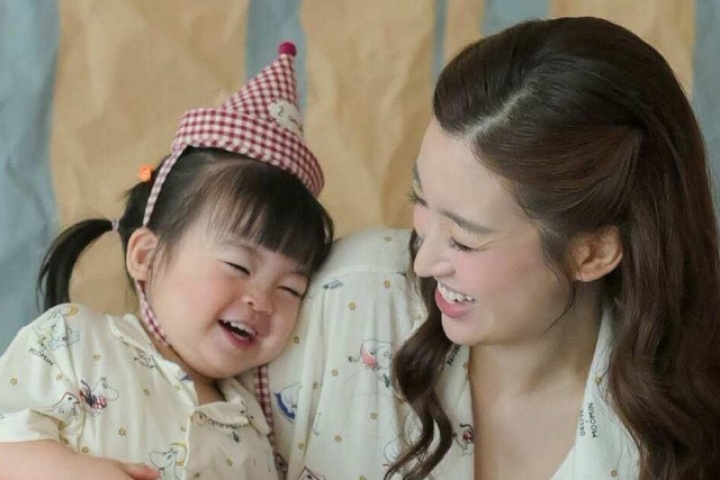 Con gái Đỗ Mỹ Linh gây sốt khi viết số 9 ngược
