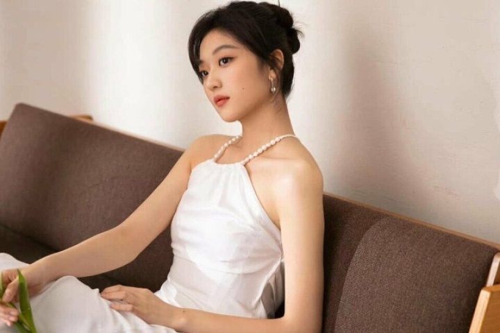 Nữ chính 'Đầu xuân tươi sáng' giữ dáng mảnh mà không thiếu sức sống