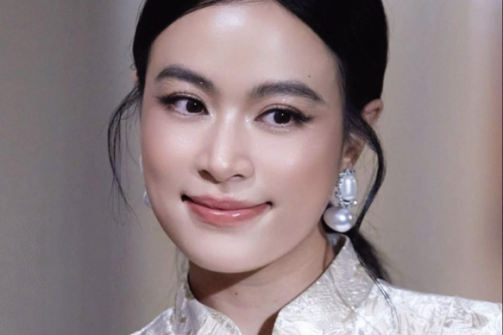 Hoàng Thùy Linh U40 diện đồ kín đáo, ghi điểm với vẻ đẹp cổ điển