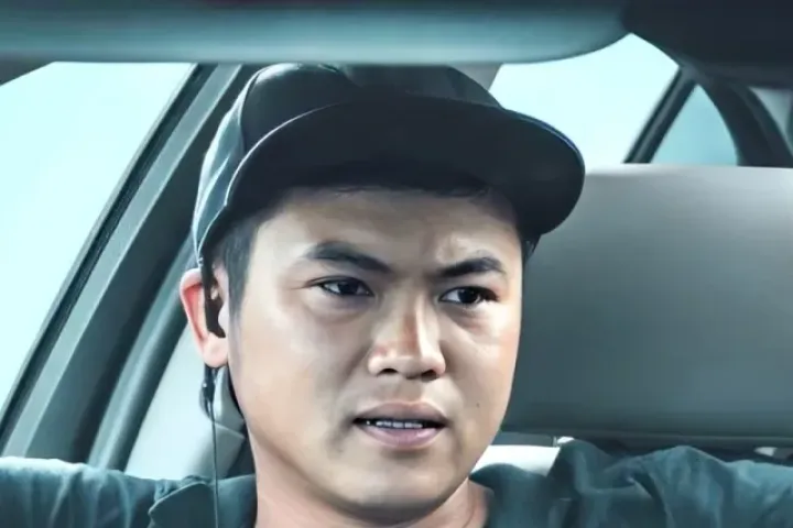 Từ cậu bé sống trong chùa đến đạo diễn trăm tỷ 'Trại buôn người'