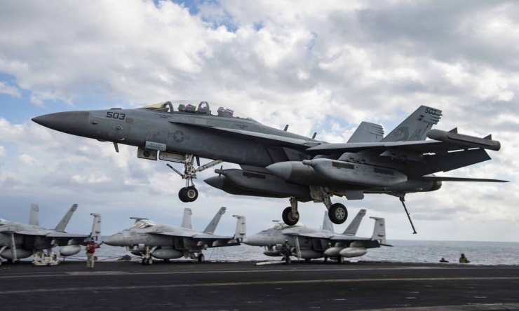 Tiêm kích tác chiến điện tử EA-18G đáp xuống tàu sân bay USS Dwight D. Eisenhower. Ảnh: US Navy