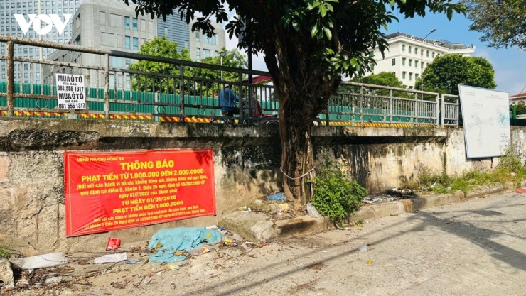 Dù có biển cảnh báo ghi rõ mức phạt tiền đối với việc đổ trộm phế thải xây dựng.