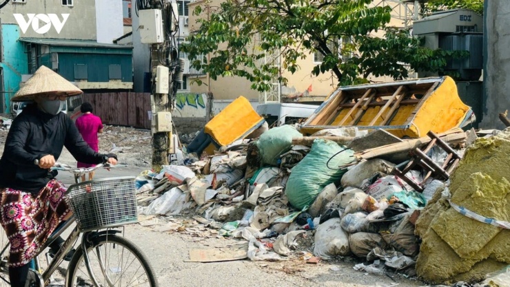 Theo ghi nhận của phóng viên, sau giải phóng mặt bằng, nhiều ngôi nhà của người dân đang được sửa chữa. Tại đây, các bao tải phế thải xây dựng được tập kết thành từng đống, nằm ngổn ngang dọc tuyến phố.