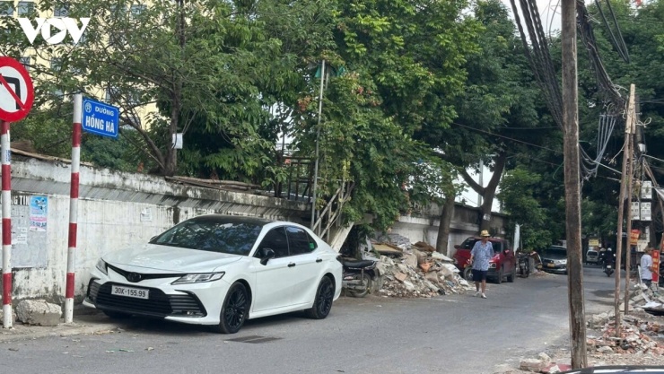 Trên đường Hồng Hà, các bao tải phế thải xuất hiện tại nhiều vị trí.