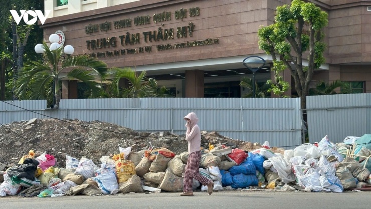 Những đống phế thải nằm rải rác quanh khu vực phố Trần Hưng Đạo.