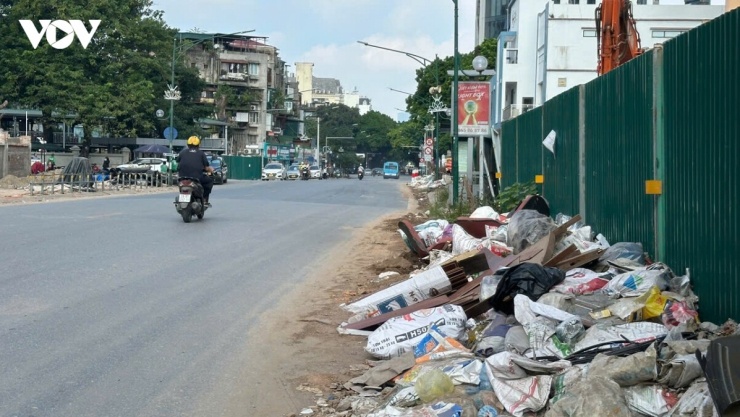 Dự án đầu tư xây dựng cầu Trần Hưng Đạo là công trình giao thông trọng điểm của Hà Nội, có tổng mức đầu tư hơn 16.200 tỉ đồng. Công trình dài khoảng 4,18 km, điểm đầu kết nối khu vực ngã 5 Trần Hưng Đạo - Trần Thánh Tông, điểm cuối nối với đường Nguyễn Sơn, góp phần tăng kết nối giữa hai bờ sông Hồng và giảm áp lực cho các cây cầu hiện hữu.