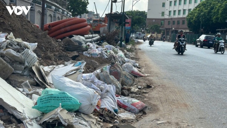 Khu vực trước cửa Bệnh viện 108 những bao tải chứa phế thải được đặt ngay ven đường.