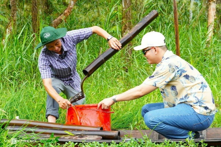 Anh Châu Hồng Nhi, ở phường Tân Thành, lần đầu trải nghiệm đặt trúm cho biết thích thú khi tự tay bắt được những con lươn đồng vàng ươm. Theo anh, cảm giác len giữa rừng, tìm từng chiếc trúm rồi hồi hộp chờ xem bên trong có lươn hay không là trải nghiệm đáng nhớ.