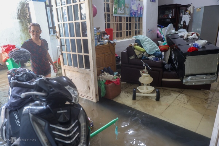 Các gia đình kê cao đồ đạc, có người ngủ tạm trên xe máy, chờ nước rút để tiếp tục dọn dẹp. Tại nhà ông Nguyễn Văn Bạo, 80 tuổi, nước tràn khắp các phòng và sân. Gia đình ông phải sang nhà người thân ở nhờ suốt đêm, sáng nay mới trở về thu dọn. Ông cho biết hơn 30 năm sống ở đây, chưa từng chứng kiến trận ngập nặng như lần này.