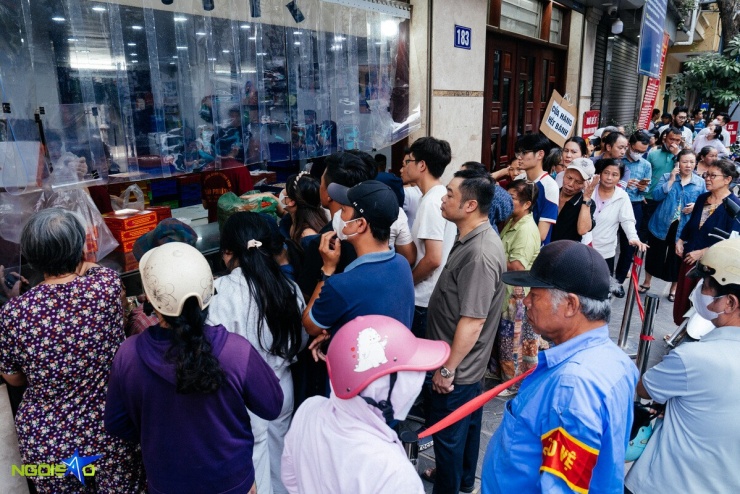 Xếp hàng từ 5h30 chờ mua bánh Trung thu 'hot' ở Hà Nội - 3