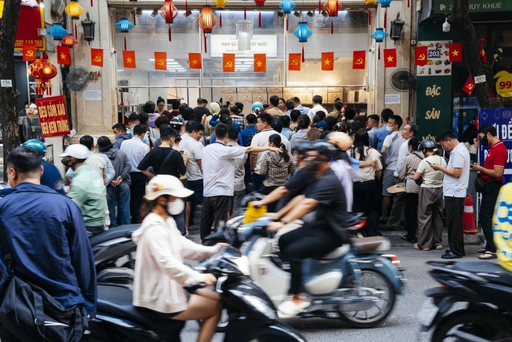 Xếp hàng từ 5h30 chờ mua bánh Trung thu 'hot' ở Hà Nội - 12