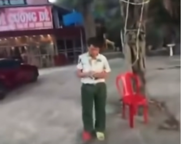 Nhân viên bảo vệ nhà hàng lớn tuổi liên quan đến vụ việc. Ảnh cắt từ video