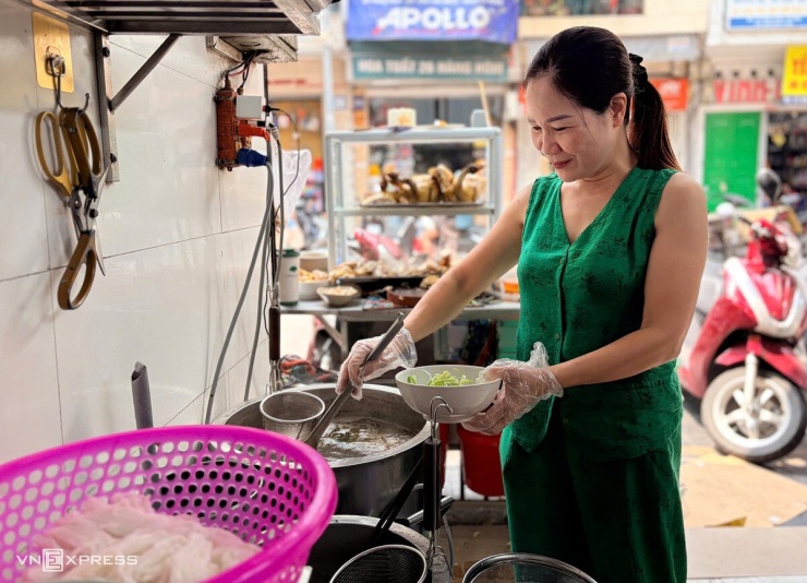 Quán phở gà Michelin chiều khách, bán giá linh hoạt - 2