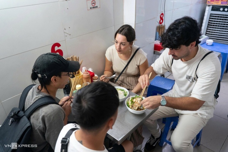 Quán phở gà Michelin chiều khách, bán giá linh hoạt - 9