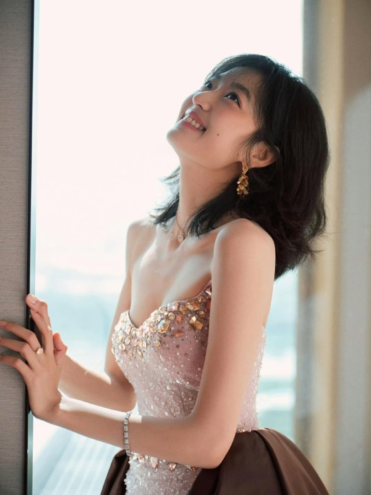 Từ hình ảnh Thượng Chi Đào trong 'Đầu xuân tươi sáng' đến những khoảnh khắc đời thường, Tôn Thiên cho thấy một công thức nhất quán: ăn có kiểm soát nhưng không cực đoan, vận động đều đặn và tận dụng cả những khoảng thời gian rất ngắn để duy trì cơ thể. Ảnh: Weibo