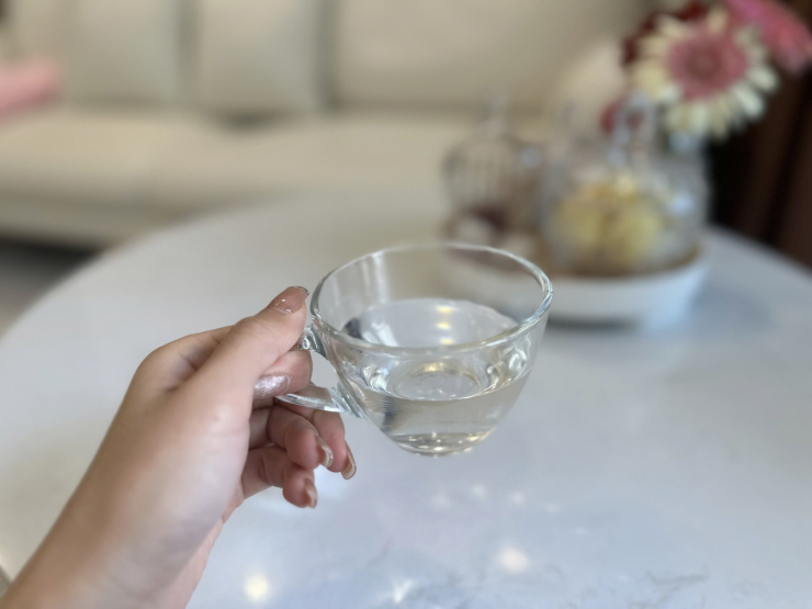 Nước lọc phù hợp sau bữa tối vì không chứa đường, calo hay natri và giúp cơ thể đủ nước. Ảnh: Anh Ngọc