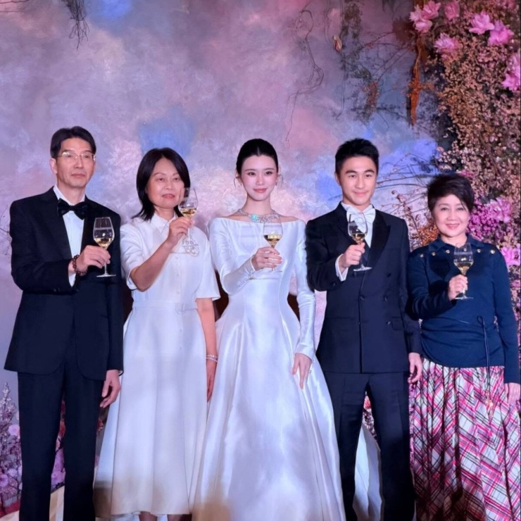 Cô dâu - chú rể cùng 2 bên gia đình.&nbsp;