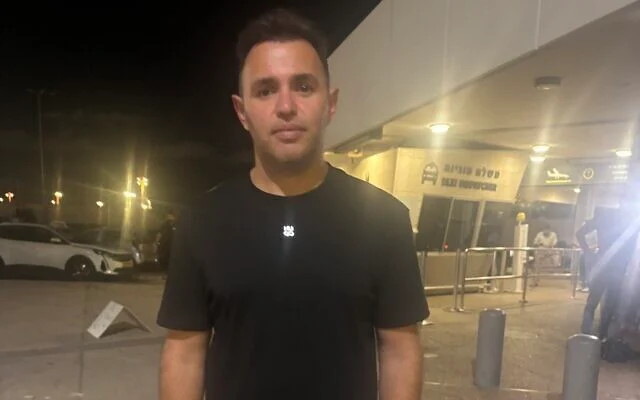 Bác sĩ Shota Musayev tại sân bay Ben Gurion, Israel tối 30/9. Ảnh: Times of Israel