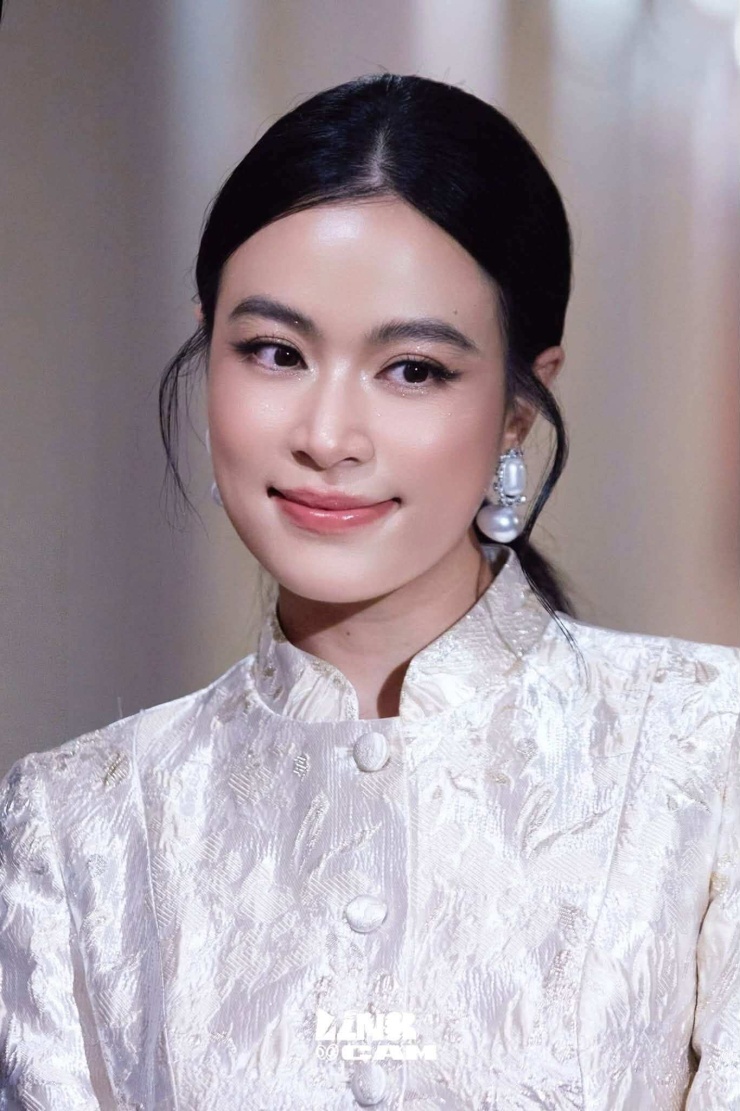 Hoàng Thùy Linh U40 diện đồ kín đáo, ghi điểm với vẻ đẹp cổ điển - 1