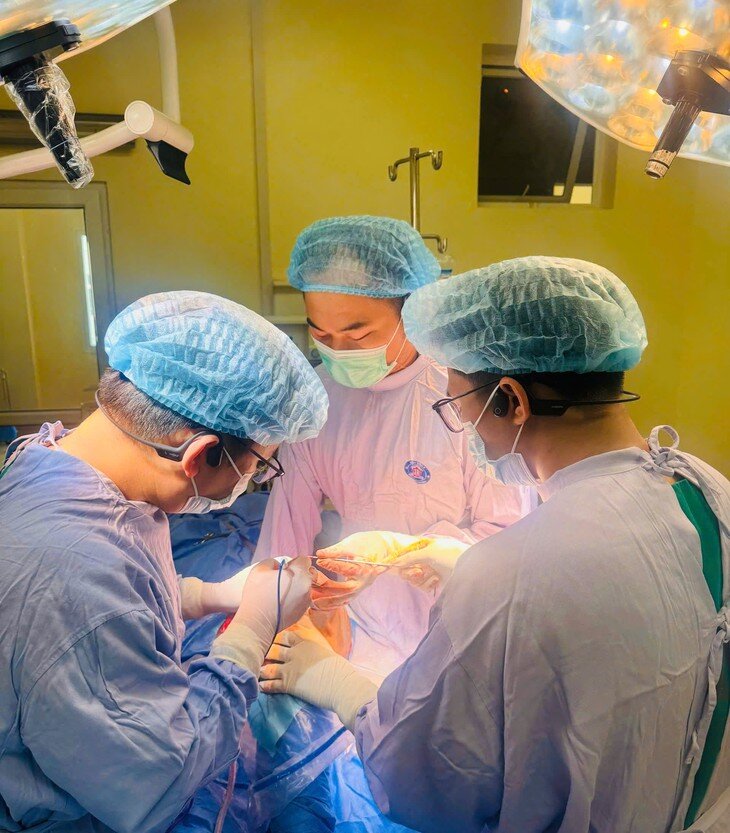 Các bác sĩ tiến hành phẫu thuật cho bệnh nhân. Ảnh:BVCC