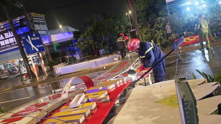 Lực lượng chức năng có mặt xử lí hiện trường (ảnh: Người dân cung cấp)