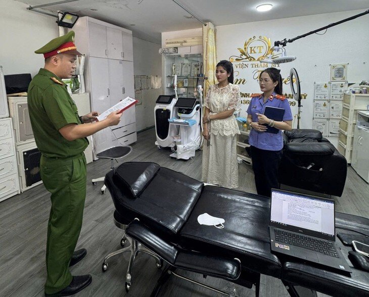 Phòng Cảnh sát kinh tế Công an tỉnh công bố quyết định khởi tố vụ án, khởi tố bị can đối với Nông Thị Tuyến. Ảnh: Công an tỉnh Cao Bằng. 