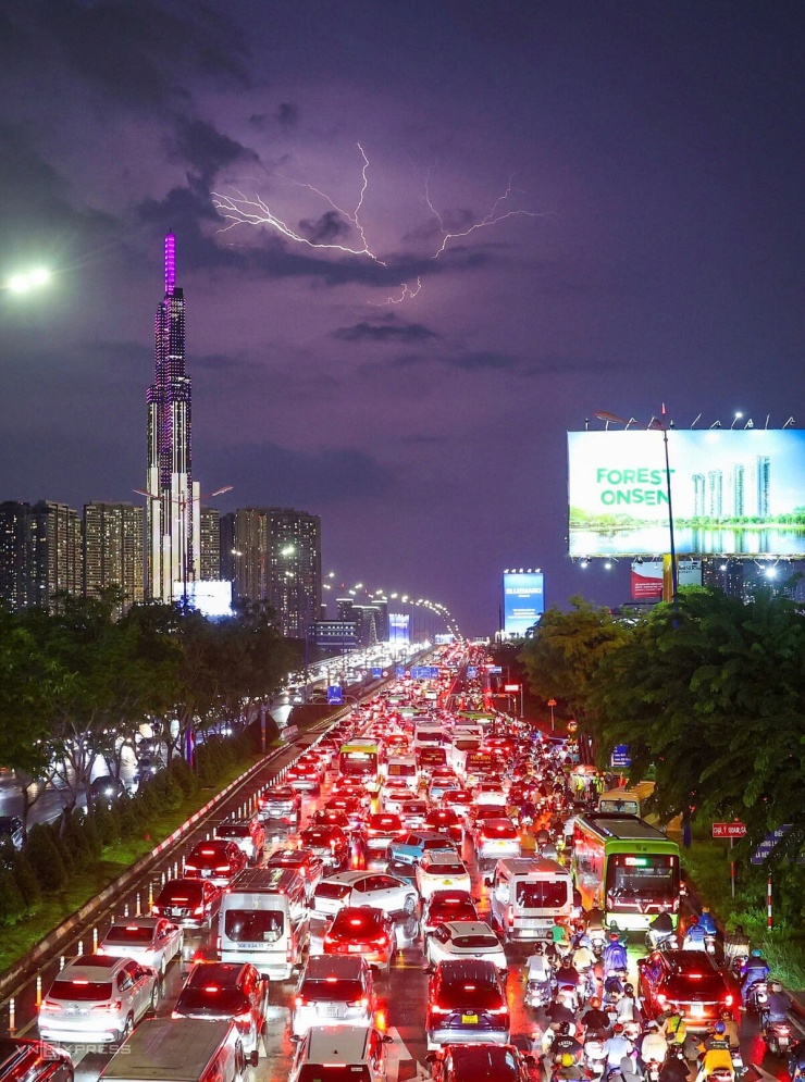 Trên đường Võ Nguyên Giáp, gần cầu Sài Gòn, dòng xe đi chậm kéo dài. Phần đường cho xe máy bắt đầu ngập khi mưa lớn gần một tiếng. Trước đó, vào chiều tối 30/9, TP HCM cũng mưa lớn diện rộng, lượng mưa tại Lê Minh Xuân đạt 136 mm, Thủ Đức 108 mm, Bến Cát 101 mm và An Phú 100 mm. Mưa trùng giờ tan tầm khiến nhiều tuyến đường ngập sâu, xe chết máy, giao thông ùn tắc kéo dài. Theo Trung tâm Quản lý giao thông và Hạ tầng kỹ thuật, ít nhất 12 đường ở thành phố ngập nặng. Riêng đường Phan Huy Ích có đoạn ngập hơn một mét, nước tràn vào xe buýt, nhà dân.