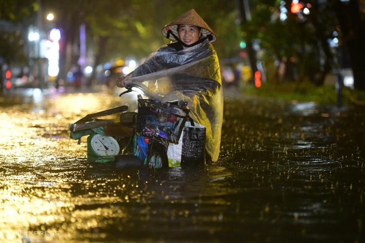 Cách đường Nguyễn Hữu Cảnh gần 2 km, mưa ngập gần một mét trên đường Quốc Hương (quận 2 cũ) khiến nhiều xe chết máy, người dân phải gọi cứu hộ, dắt bộ. Nằm gần sông Sài Gòn nên đây là một trong rốn ngập ở thành phố.