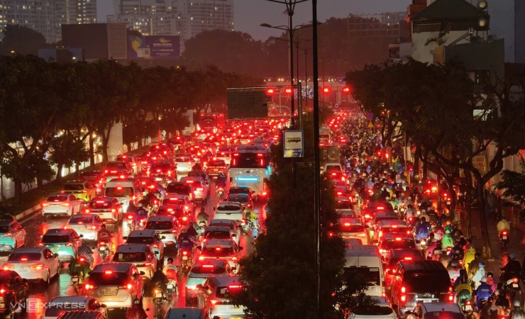 Cách cầu Ba Son hơn 10 km, lúc 18h, ôtô, xe máy ken đặc, chôn chân trên 6 làn đường Phạm Văn Đồng, đoạn dài khoảng 2 km từ giao lộ Lê Quang Định đến Ngã 6 Nguyễn Thái Sơn.