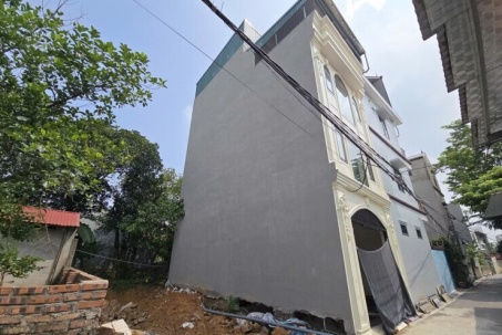 Xây nhầm nhà trên đất hàng xóm: Đã tháo móng, vẫn chờ thỏa thuận để 'chuyển nhà'