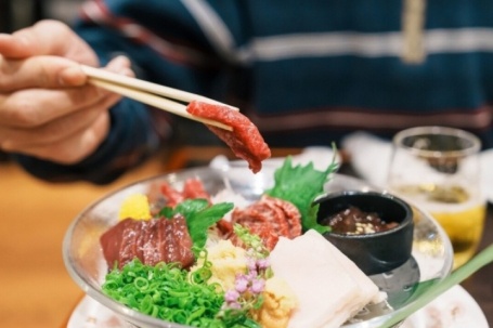 Vì sao người Nhật Bản ăn thịt ngựa sống?