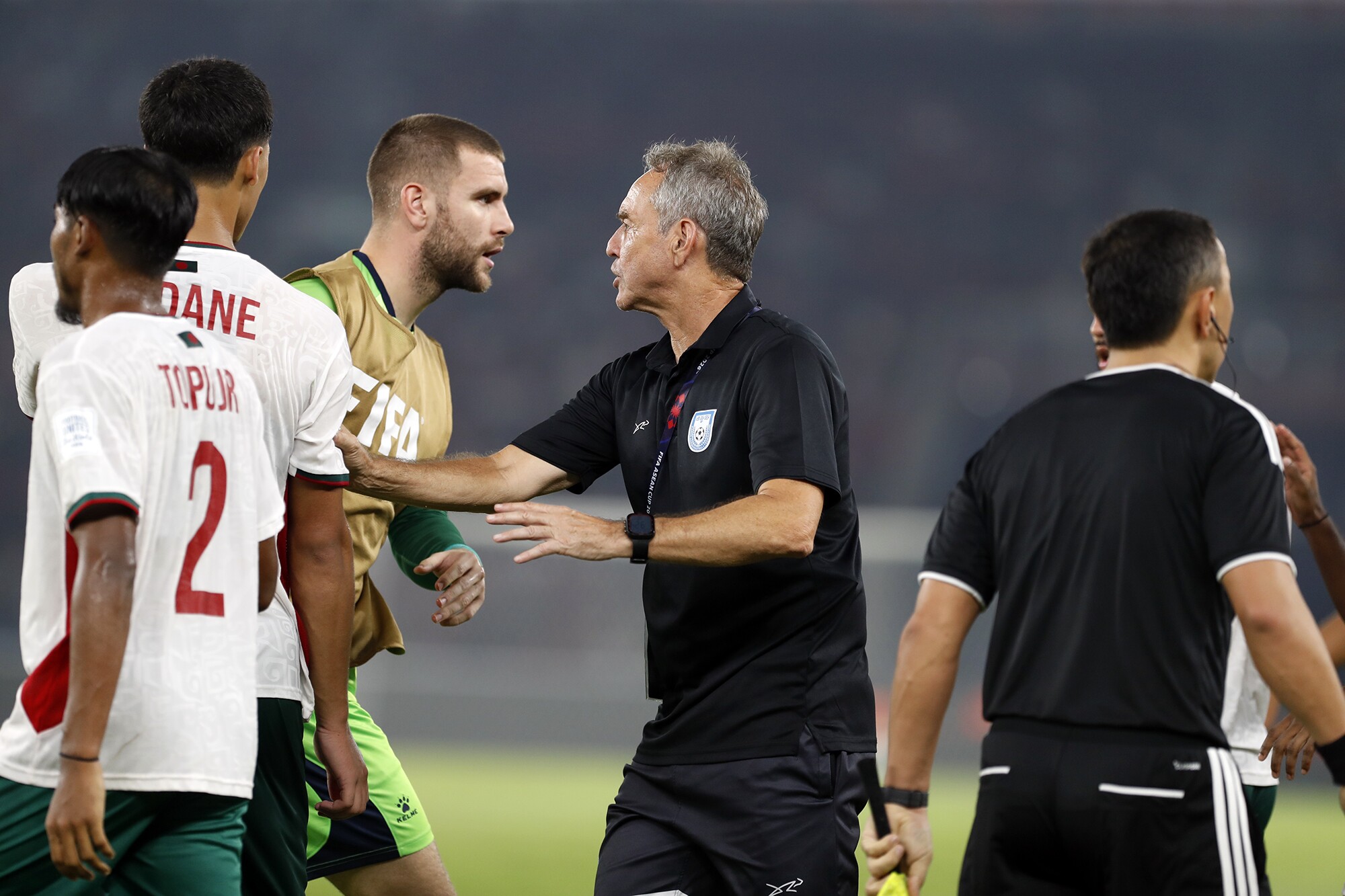 HLV trưởng&nbsp;Thomas Dooley của ĐT Bangladesh cũng phải chạy vào sân ngăn học trò ẩu đả.