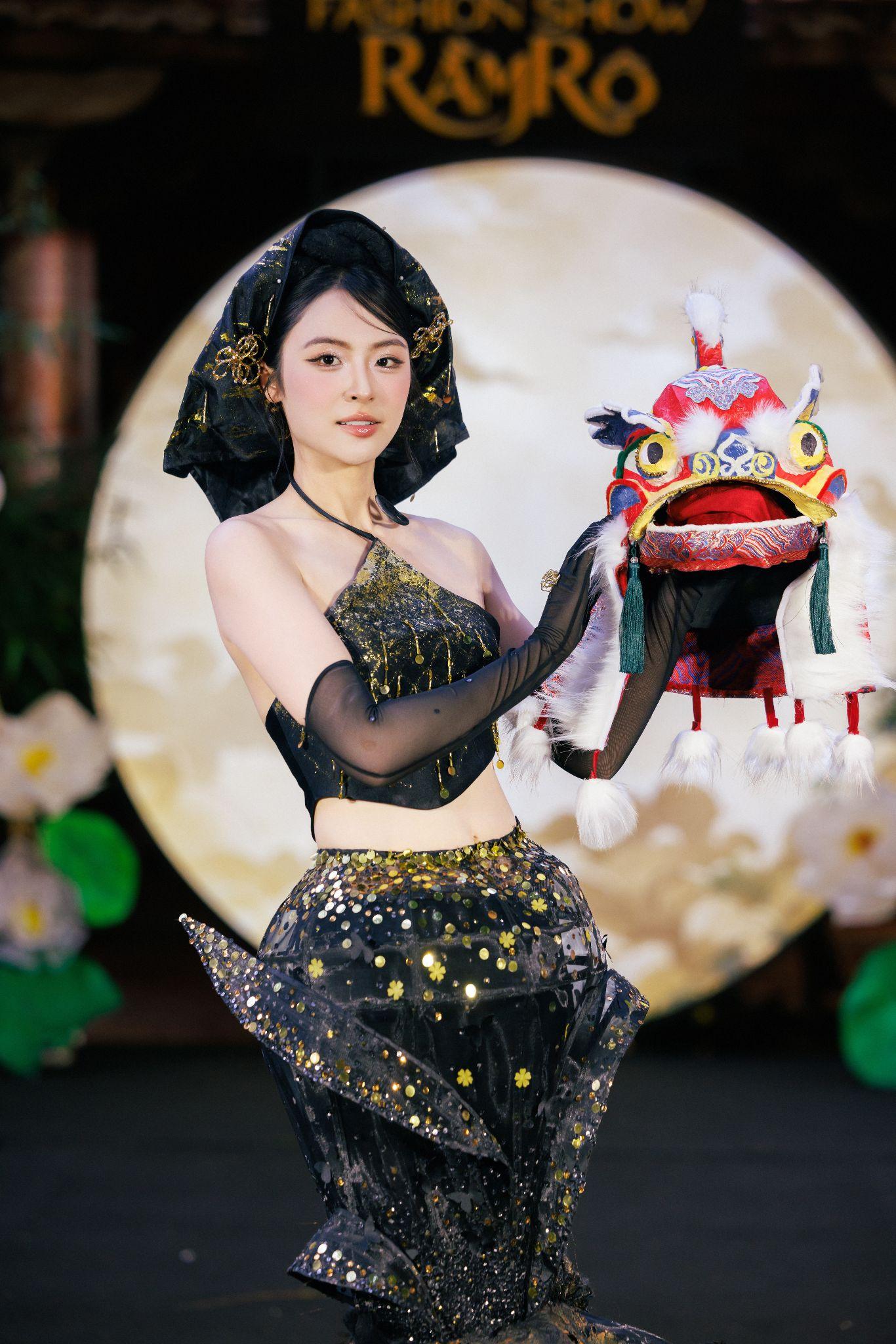 Á Hậu Vân Nhi cùng tác phẩm “Sư Nguyệt”