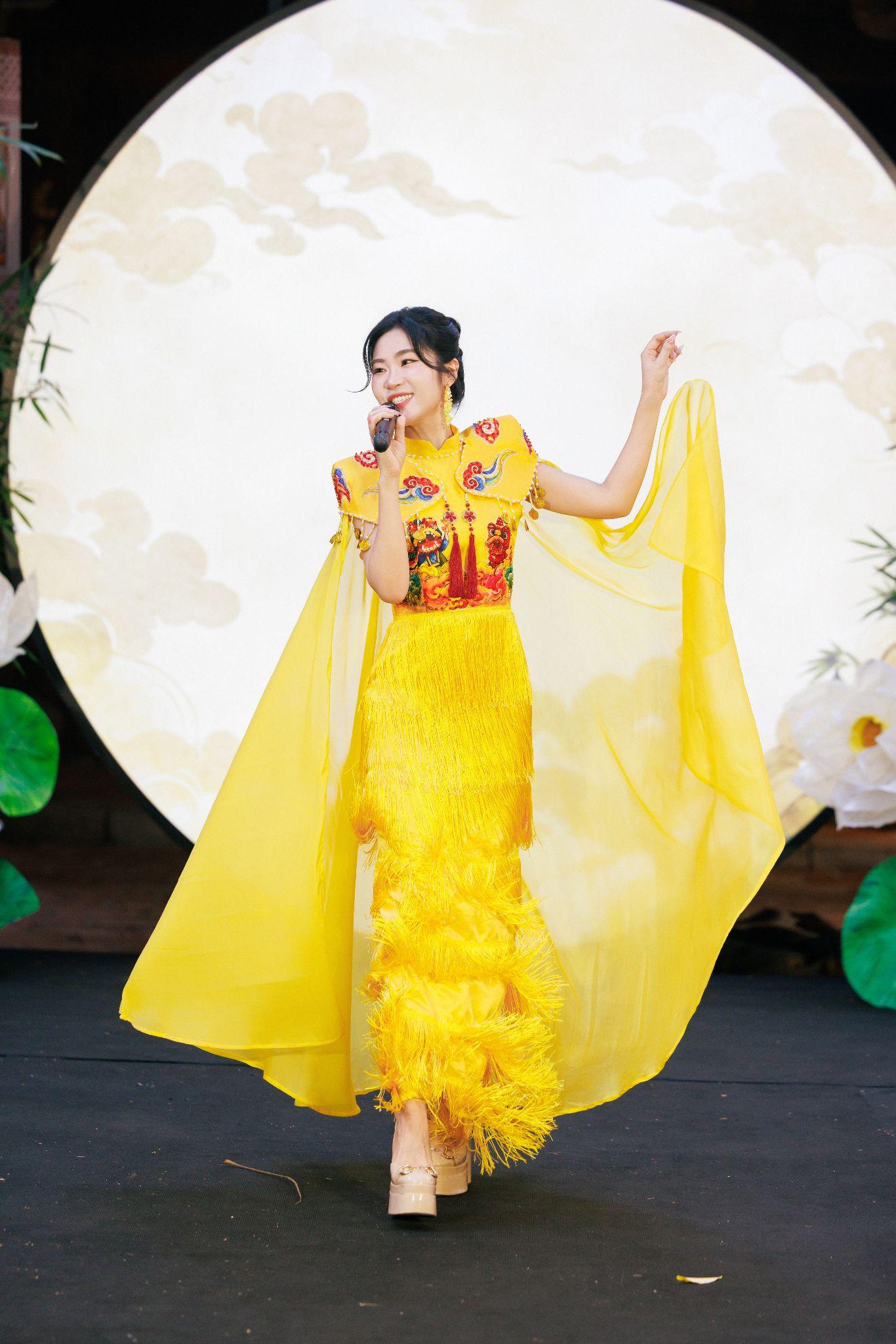 Ca sỹ Hà Myo biểu diễn trên sân khấu Fashion Show với ca khúc Rằm Rộ