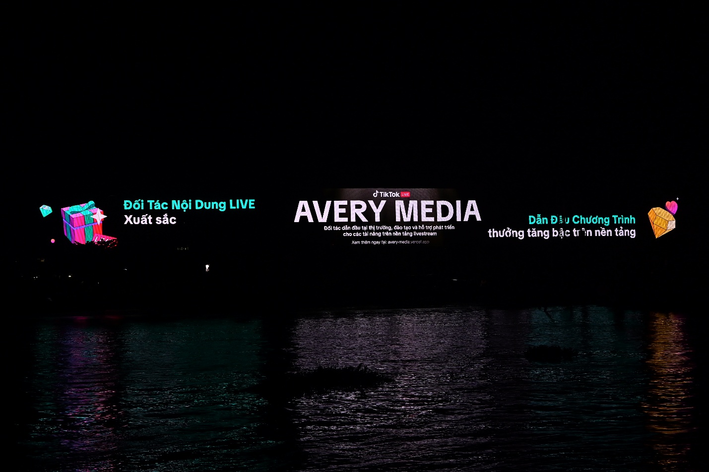 AVERY Media được vinh danh trên biển quảng cáo ngoài trời tại khu vực Bến Bạch Đằng.