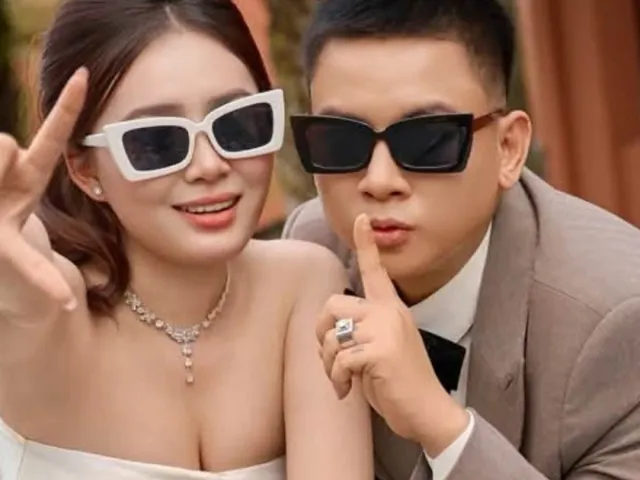 Khoảnh khắc tình tứ trong bộ ảnh cưới đậm chất miền Tây của Hoài Lâm và bạn gái.