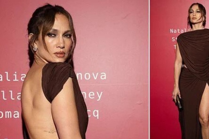 Ca sĩ Jennifer Lopez mặc váy xẻ trước hở sau khi đi tiệc từ thiện