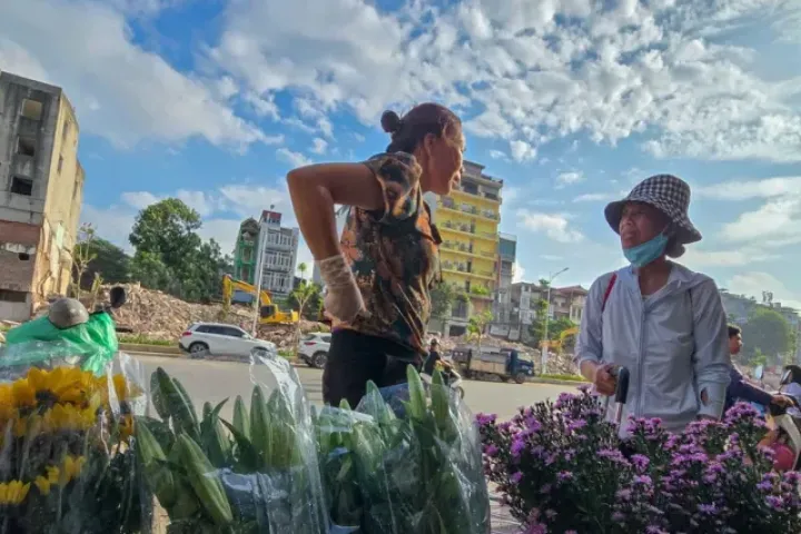 Hàng quán mở cửa trở lại trên tuyến Hoàng Cầu - Voi Phục mới