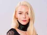 Dàn sao 'mặc như không' ở Paris Fashion Week
