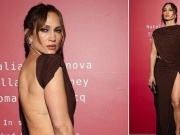 Ca sĩ Jennifer Lopez mặc váy xẻ trước hở sau khi đi tiệc từ thiện
