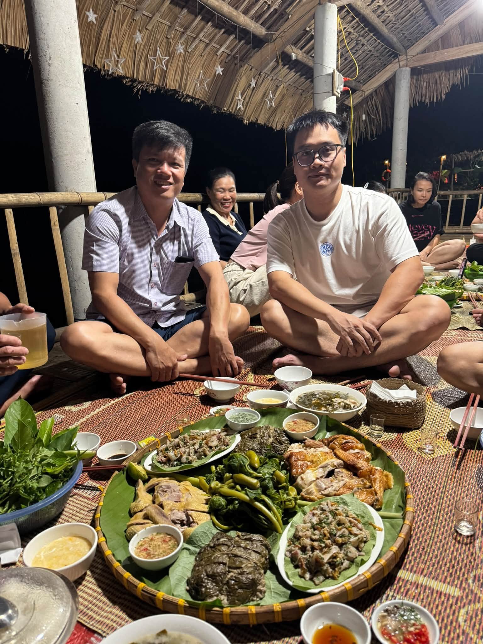 Anh Tuyền (đeo kính) trải nghiệm bữa ăn bản địa ở vùng đất Lâm Thượng (tỉnh Lào Cai). Ảnh: Tuyền Nguyễn